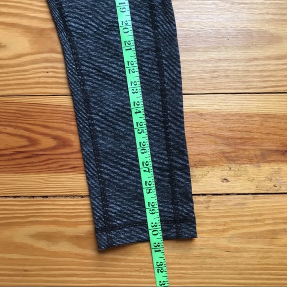 Under Armour Gray Capris Leggings, EUC, S - Picture 6 of 12